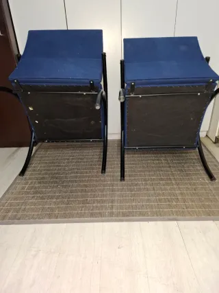 Sillones de oficina azules y negros