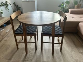 Mesa y sillas en perfecto estado