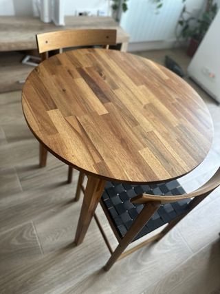 Mesa y sillas en perfecto estado