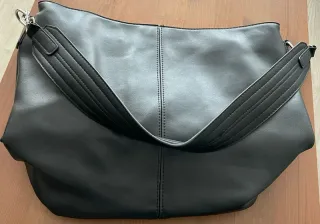 Bolso negro de cuero sintético