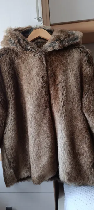 Abrigo de pelo sintético con capucha