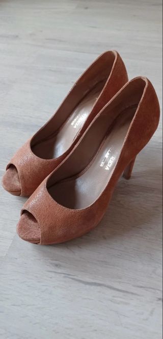 Zapatos de tacón beige/ arena peeptoe talla 36