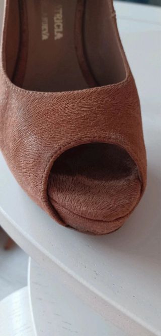 Zapatos de tacón beige/ arena peeptoe talla 36