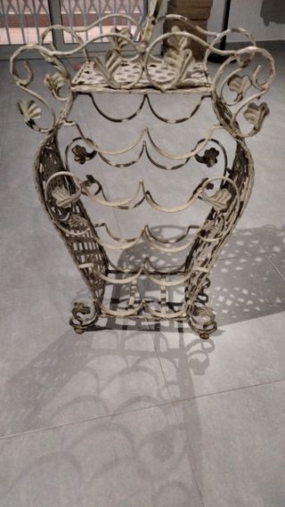 Botellero de metal beige y dorado