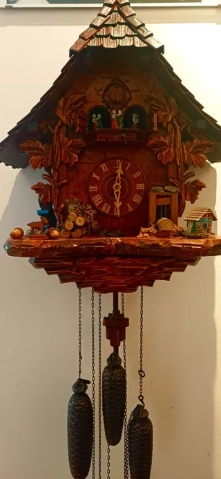 Orologio a cucù in legno intagliato