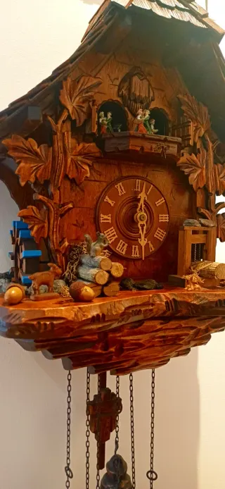 Orologio a cucù in legno intagliato