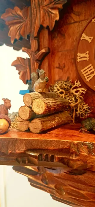 Orologio a cucù in legno intagliato