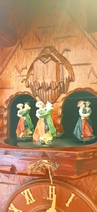 Orologio a cucù in legno intagliato