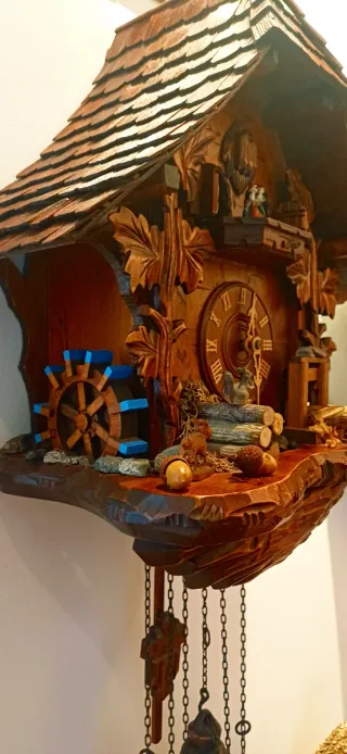 Orologio a cucù in legno intagliato