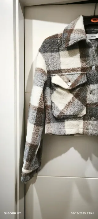 Cazadora cropedd cuadros Bershka