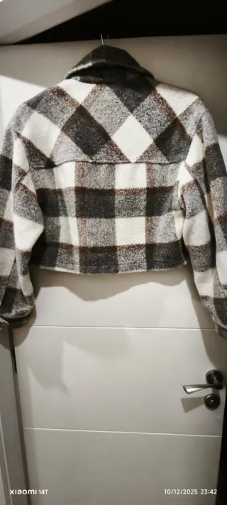 Cazadora cropedd cuadros Bershka