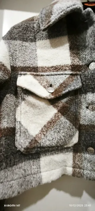 Cazadora cropedd cuadros Bershka