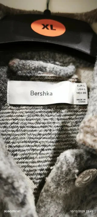 Cazadora cropedd cuadros Bershka