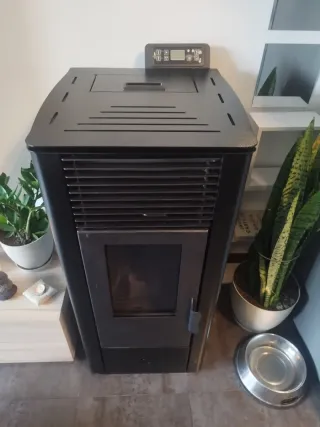 Chimenea Pellets Fujisol DS11 11Kw Negra