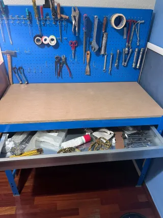 Mesa de trabajo azul sin usar