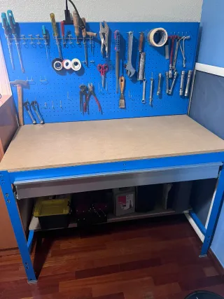 Mesa de trabajo azul sin usar