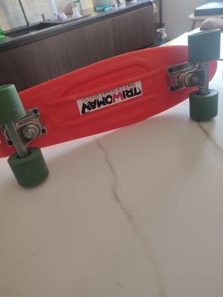 Monopatín rojo con ruedas verdes