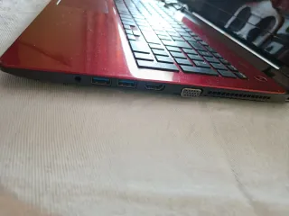 Ordenador portátil Toshiba rojo