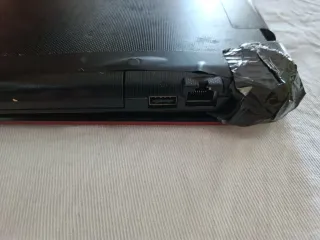 Ordenador portátil Toshiba rojo