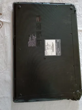 Ordenador portátil Toshiba rojo