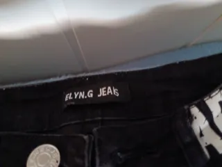 Pantalones vaqueros negros y blancos con estampado