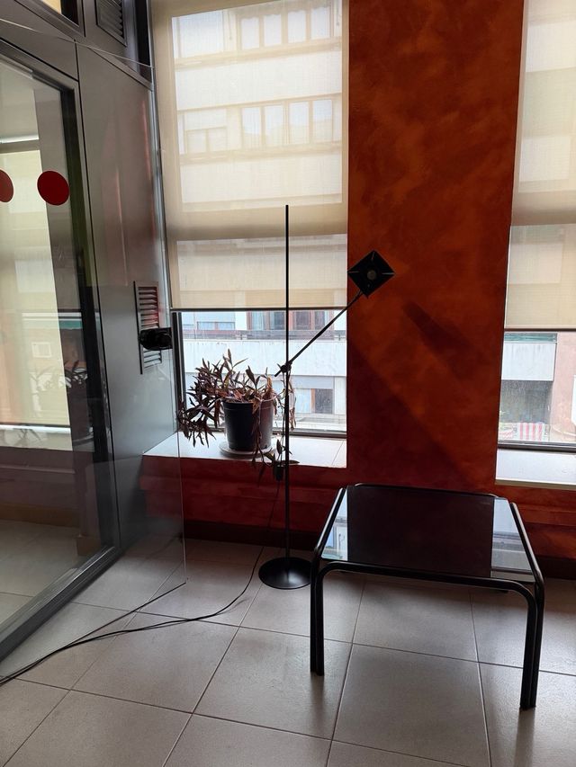 Mesa baja cristal ahumado y metal