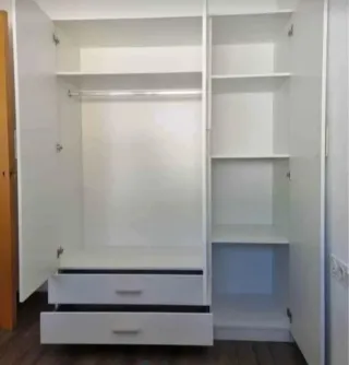 Armario blanco de madera