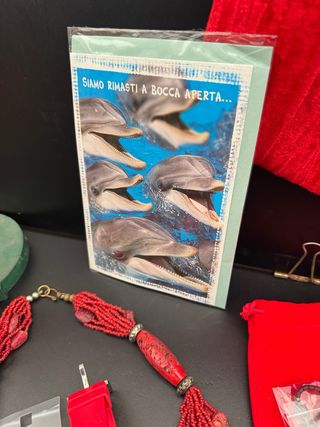 Collana rossa con orologio e omaggi