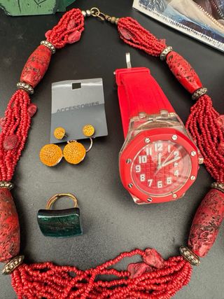 Collana rossa con orologio e omaggi