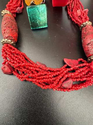 Collana rossa con orologio e omaggi