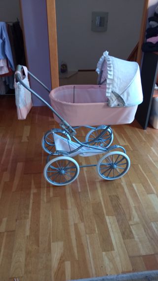 Carrito de bebé de juguete rosa