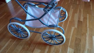 Carrito de bebé de juguete rosa