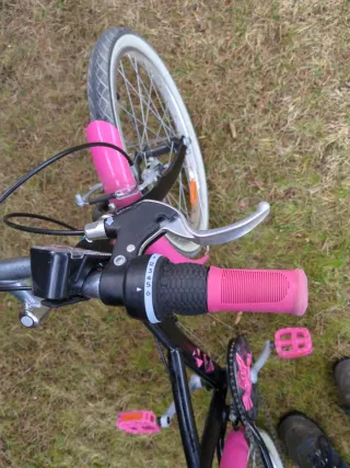 Bicicleta infantil rosa y negra