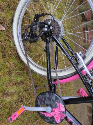 Bicicleta infantil rosa y negra