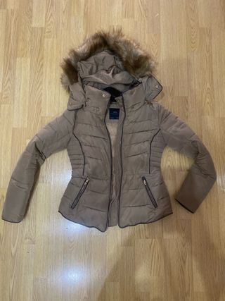Cazadora Zara con capucha.