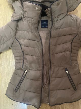 Cazadora Zara con capucha.