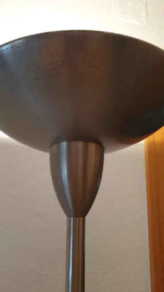 Lámpara de pie moderna metal.