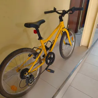 Bicicleta infantil amarilla de 6 a 9 años