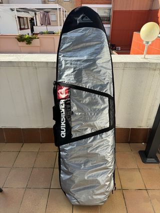 Tabla de surf amarilla con funda