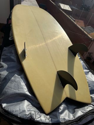 Tabla de surf amarilla con funda