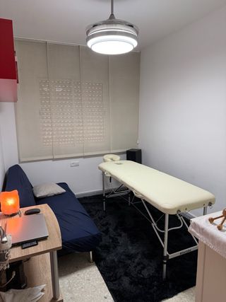 Se alquila habitacion con camilla masaje
