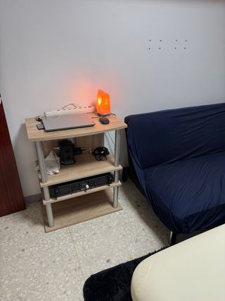 Se alquila habitacion con camilla masaje