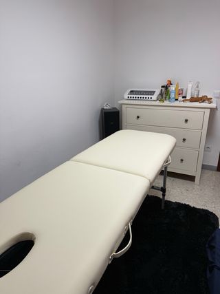 Se alquila habitacion con camilla masaje