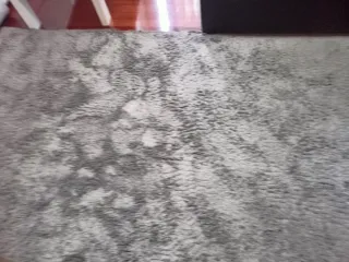 Alfombra gris pelo largo y otra en color hueso