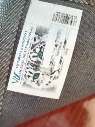 Alfombra gris pelo largo y otra en color hueso