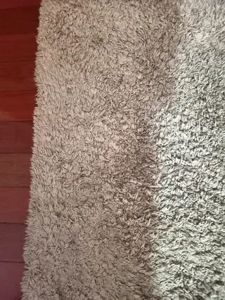 Alfombra gris pelo largo y otra en color hueso