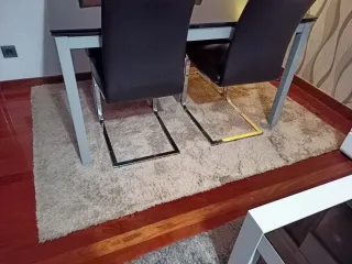 Alfombra gris pelo largo y otra en color hueso