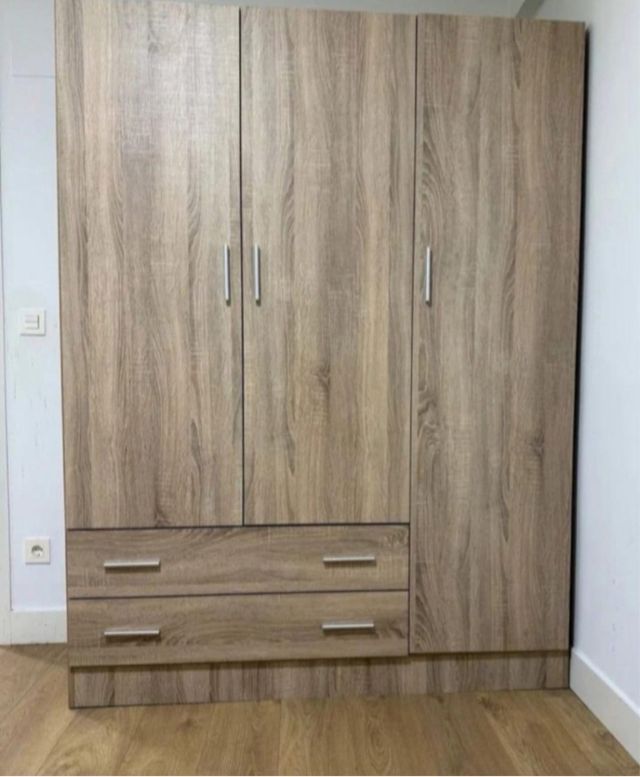 Armario de madera color beige y marrón
