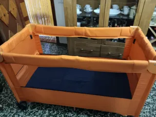 Cuna de viaje naranja