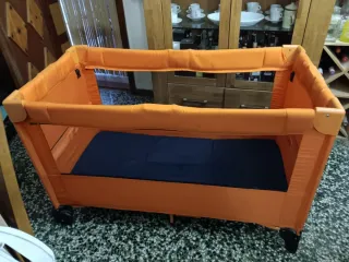 Cuna de viaje naranja
